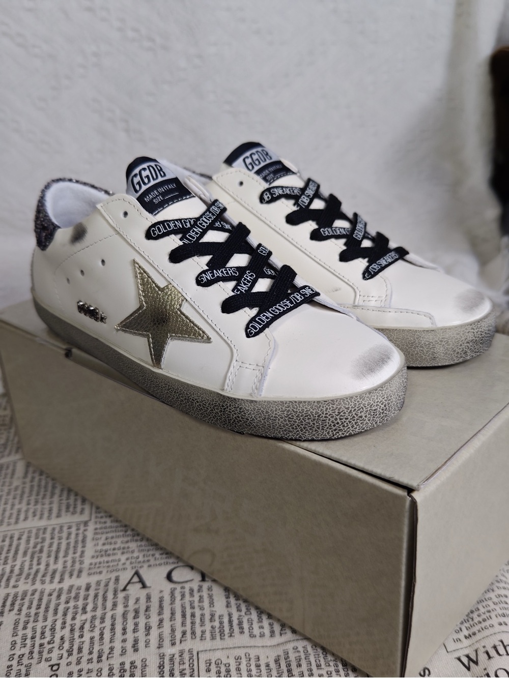 💕💕💕Golden Goose White Sneakers with Gold Star and Black Laces
